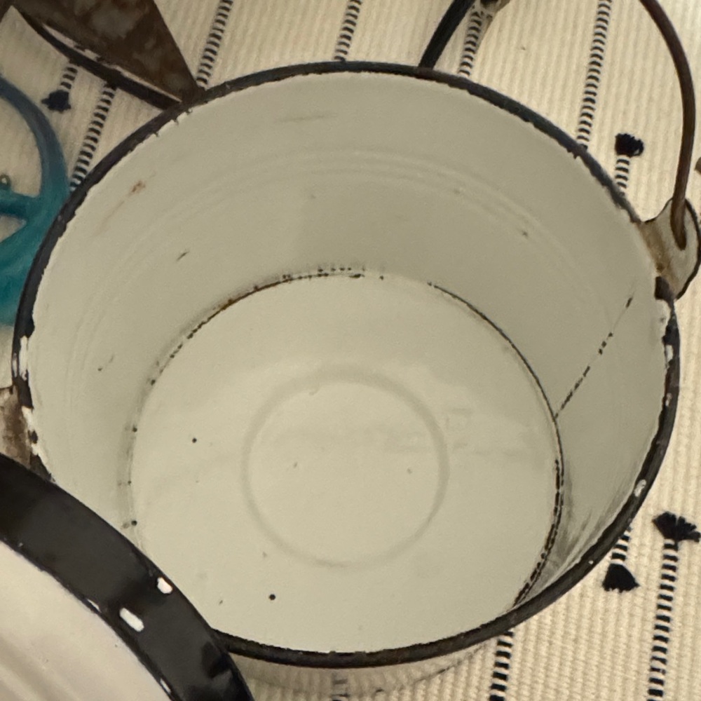 White Small Enamelware Bucket with lid and Handle - Picture 3 of 4